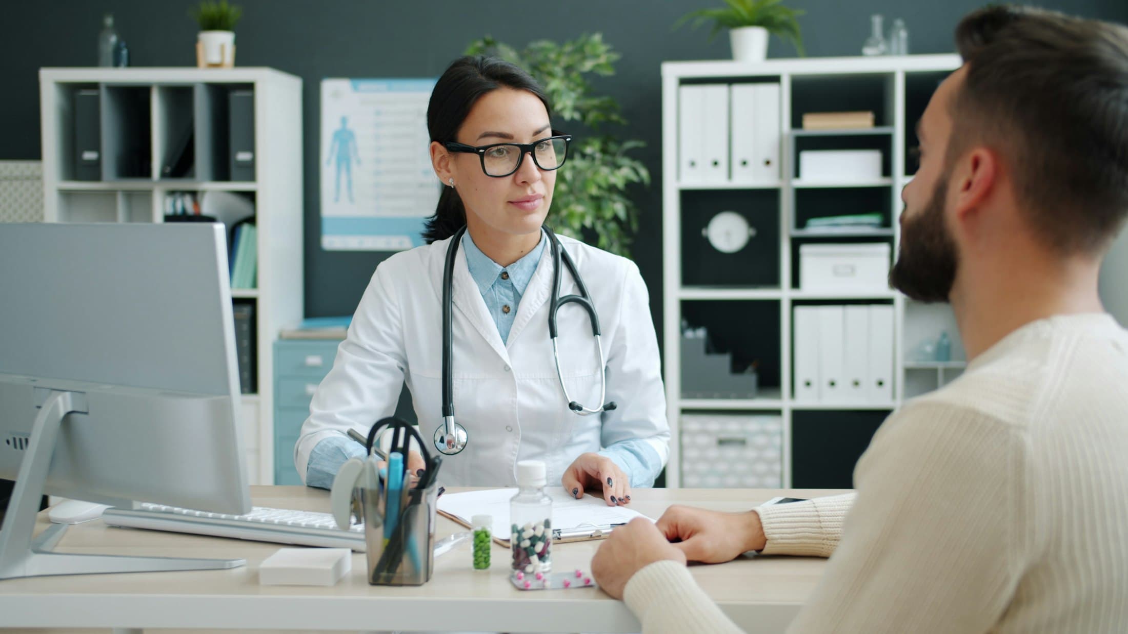 Doctora conversando con un paciente durante una consulta