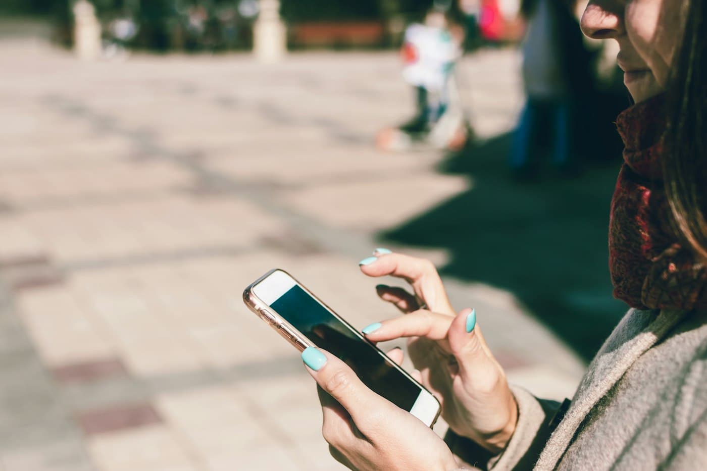 Persona revisando su celular